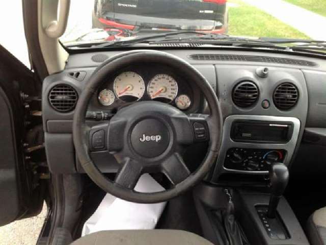 2004 Jeep Liberty 4dr Sport 4WD SUV
